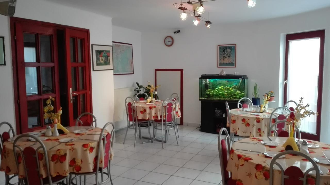 Ria Panzio Bed and Breakfast Esztergom Buitenkant foto